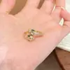 Anillo de serpiente de doble cabeza de moda más vendido transfronterizo incrustado con esmeraldas, exquisito y creativo, lujo ligero, vintage, anillo personalizado para el dedo índice