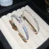 Pulsera Súper Brillante de Zirconia y Nácar con Forma de Serpiente, Lujo Ligero, Gama Alta, Elegante, de Nicho, Exquisita, Joyería de Mano Impresionantemente Hermosa