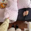 Conjunto de quatro peças estilo Ins com bolinhas rosa em veludo de leite, capa de edredom espessa em fleece de coral para outono e inverno, apresentando um design fofo e feminino, e roupa de cama em fleece dupla face