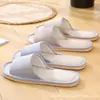 Pantuflas de rayas finas, suaves para interiores, ligeras y transpirables para el hogar, adecuadas para todas las estaciones, de lino, para parejas, hombres y mujeres, para viajes, uso en casa y para recibir invitados.
