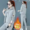 Colete de outono e inverno da mãe Conjunto de três peças Forrado de lã de meia-idade e idoso Roupa esportiva espessa Casaco de inverno à prova de frio feminino Novo