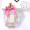 Venta al por mayor de fábrica Hermosa Botella de Vidrio para Perfume de Lazo de 55 ml Transparente Cuadrada Plana Botella con Atomizador para Fragancia con Pegatina