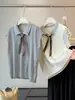 Tricô de Gola Polo de Manga Curta Listrado em Seda Gelada Estilo College Coreano para Mulheres, Top de Verão Redutor de Idade e Muito Atraente com Lenço de Seda