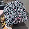 Nuevo Sombrero de Lana Kt Jacquard Bordado Estampado de Leopardo Engrosado Protección para Orejas Invierno Mujer Exterior Sin Visera Cálido Tejido
