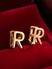 Pendientes de botón casuales de moda populares, creativos, con diseño de letra, simples, versátiles para el día a día, de alta calidad, lujo ligero