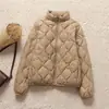 Chamarra acolchada de plumón ligera con capucha y cuello alto transfronteriza para mujer, moda de invierno 2026, cálida blanca de pato, top casual, moderno
