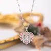Colar com Pingente de Flor e Letra 26 Moda Transfronteiriça Europeia e Americana Luxo Leve Joias Modernas Femininas Presente de Festa Fabricante Atacado