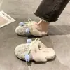 Moda otoño e invierno Baotou lindo floral nuevo estilo Baotou pantuflas peludas para mujer, pantuflas cálidas de algodón para uso exterior, 2026