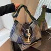 Bolso Tote de Cuadros Retro de Nicho Nuevo para Otoño e Invierno para Mujer Ligero Versátil para Viajes Diarios Bolso Cruzado de Gran Capacidad