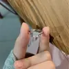 Anillo de Plata S925 con Moissanita de 1 quilate 2 quilates Cuatro Garras Mismo Anillo de Diamante Mosan de Zhou Jia Fuente Fábrica Mayorista