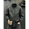 Chaqueta de cuero PU retro americana con cuello alto, unisex, holgada y casual, adecuada para primavera y otoño, con un diseño único de chaqueta de béisbol deconstruida, moderna