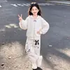 Crianças Médias e Grandes Primavera/Outono 2026 Meninas Estilo Academia Novo Fofo Jaqueta com Capuz Renda Calça de Cintura Larga Conjunto de Duas Peças
