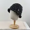 Sombrero de pescador liso de punto grueso estilo coreano para mujer, otoño e invierno, blanco simple, cálido, sombrero tipo cubo de lana que protege los oídos para otoño e invierno