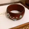 Pulseira redonda com rebite de flor em resina e madeira, transfronteiriça europeia e americana, moderna, simples, nicho, elegante, joia feminina de alta qualidade