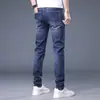 Jeans ajustados de mezclilla elástica para hombre, estilo coreano, de alta gama, ajustados, skinny, para la temporada Primavera/Verano 2026 en Hong Kong, pantalones largos casuales de moda