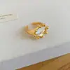 Serenidad de Té Blanco, Anillo Abierto Irregular de Perla Tejido Plegado, Anillo de Dedo Índice de Lujo Ligero de Gama Alta, Accesorio de Mano de Moda