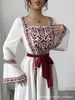 Vestido blanco bordado estilo étnico para mujer de talla grande transfronterizo, manga larga, cintura ajustada, detalle de corbata, escote cuadrado, elegante vestido largo, estilo nuevo