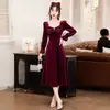 Vestido de Noche de Novia de Terciopelo Borgoña con Mangas Largas, Elegante y Sofisticado Vestido Petite de Graduación Compromiso