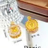 Tienda de Oro Mismo Estilo Dorado Antiguo Deslumbrante Diamante Amarillo Grande Cubo de Azúcar Colgante, Cadena para Clavícula de Diamantes Incrustados de Lujo Ligero
