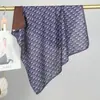 Bufanda Cuadrada Pequeña de Algodón y Lino Estilo Británico Retro de Lujo Accesible de Gama Alta para Mujer 68cm con Decoración Estilo Occidental y Bufanda Versátil