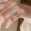 Impresionante anillo de diamantes vintage, diseño de nicho retro exquisito de lujo ligero con un toque de alta gama y artesanía intrincada