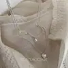 Colar em camadas com pingente de coração de nicho para primavera e verão, strass super brilhantes, corrente que valoriza a clavícula, gargantilha requintada