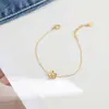 Moderna Cadena de Titanio con Flor de Cinco Pétalos Perla Retro para Viajes Diario de Mujeres, Exquisita Cadena de Clavícula Flor de Lujo Ligero, Accesorio Transfronterizo