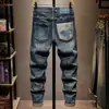 Jeans rotos de alta gama para hombre, marca de moda, elegantes y geniales, bordados, lavados, corte ajustado, pantalones tipo cigarrillo, nuevo modelo de otoño 2026 para hombre