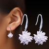 Venta al por mayor directa de fábrica aretes de flor de hielo para mujer aretes de tuerca plateados aretes coreanos de flor de hielo aretes florales de circonita cúbica AAA