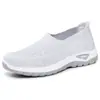 Zapatos casuales transfronterizos de talla grande para mujer, diseño de malla transpirable, estilo slip-on, ligeros, cómodos para madres, suela suave, planos versátiles