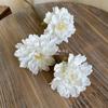 [Material de flor blanca] Arreglo floral de hortensia, rosa, flor de pasto escarchado con decoración de material de hoja de niebla de techo de pasto, flor de simulación para boda