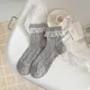 Meias femininas de primavera e verão, meias de cano médio com bolinhas, meias empilhadas estilo doce coreano com acabamento em renda, meias femininas de algodão puro sem costura atacado