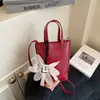 Bolsa de Balde Nova de Pu para o Verão 2025 Bolsa de Ombro Fivela Magnética Flor Exquisita Bolsa de Mão para Celular Bolsa Feminina Coreana de Nicho