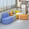 Oficina, guardería, vestíbulo de institución de formación, área de ocio y descanso, recepción, juego de sofá y mesa de centro para apartamento pequeño y sencillo