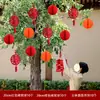 Lanternas em árvores em quintais rurais, personagens decorativos "felizes", decorações penduradas para casas novas, artigos festivos para quintais pequenos, plantas verdes para exterior