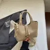 Bolsa transversal de ombro único estilo minimalista de alta qualidade para mulheres, bolsa tipo balde com textura de couro macio, nova bolsa de mão versátil e elegante 2026