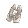 Chanclas para Mujer 2026 Nueva Moda de Verano Chanclas de Tacón Grueso para Uso en Exteriores Plateadas Antideslizantes Zapatos de Playa de Suela Gruesa