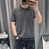 Nueva camiseta polo de punto hueco a rayas azules y blancas de manga corta para 2026, estilo fino de verano para hombre, camiseta con cuello de estética old money
