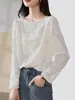 Camisa de Hombros Descubiertos de Manga Larga Estilo Francés Otoño 2025 Nueva Moda Blusa Blanca Diseño Único Top Versátil