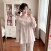 Pijama lindo de estilo coreano para primavera y otoño para mujer, en color rosa claro, con estampado de muñeca de dibujos animados, ribete de volantes, corte holgado, mangas largas y pantalones largos, perfecto para ropa de estar en casa