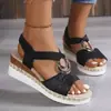Sandalias Europeas y Americanas Tallas Grandes para Mujer Amazon Primavera/Verano 2026 Tacón de Cuña Hebilla Metálica Comercio Exterior Peep-Toe Sandalias Casuales para Mujer