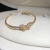 Pulseira Aberta com Letra Banhada a Ouro Real Cravejada de Diamantes, Pulseira Versátil de Nicho, Novo Modelo 2026, Joia de Luxo Leve de Alta Qualidade para Mulheres