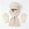Conjunto de tres piezas para mujeres de mediana edad y mayores: gorro de punto grueso y cálido de otoño e invierno, gorra de béisbol de pelo de conejo, bufanda y guantes