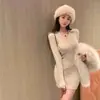 Vestido de punto rojo con cuello en V para mujer, nuevo estilo de principios de otoño 2026, vestido suéter bodycon sexy ajustado para invierno