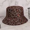 Comercio electrónico transfronterizo sombrero de pescador de cuero pu femenino otoño e invierno Retro británico sombrero arcoíris láser estilo coreano sombrero de cuero europeo y americano