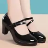 Zapatos de mujer de cuero suave, nuevo modelo otoño 2026, de tacón alto, punta redonda, plataforma, tacón grueso, adecuados para combinar con un cheongsam, zapatos de madre