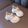 Sapatos pretos de couro de princesa, sapatos versáteis para meninas, novo estilo primavera 2026, sola macia, confortáveis e estilosos, sapatos de mola modernos para primavera e outono.