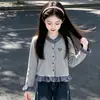 Traje de Otoño para Niñas 2026 Nuevo Conjunto de Dos Piezas con Top a Cuadros y Bloques de Color Jeans para Niños Medianos y Grandes Conjunto de Ropa Estilo Pequeña Chanel