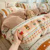 Juego de ropa de cama de Clase A de cuatro piezas, modelo nuevo 2026, sábana bajera, funda de edredón, universal para todas las estaciones, juego de tres piezas para dormitorio de estudiante 4