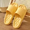 2026 Novas Chinelos de Banho Antiderrapantes de Verão para Mulheres com Textura de Cocô Sandálias Domésticas para Casa de Interior para Homens Em Estoque Atacado